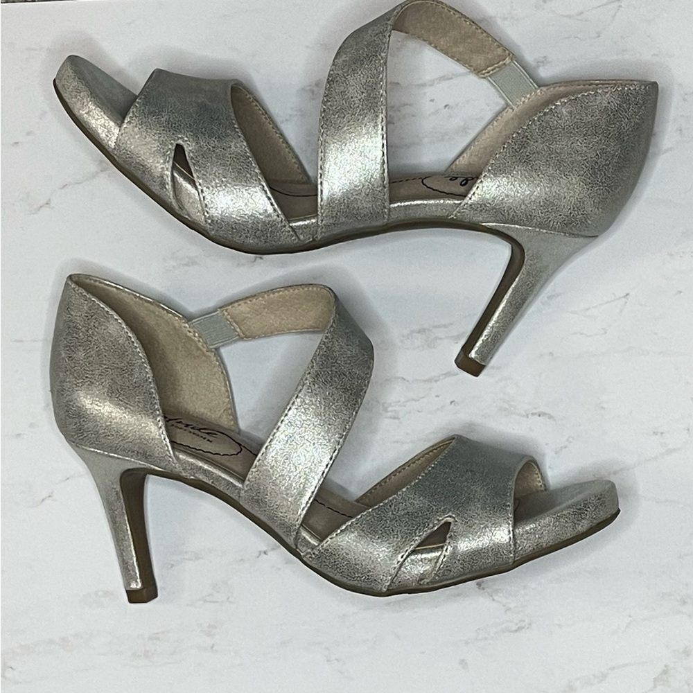 NWOB Lifestride Mega Sandals Size 6 Color Silver metallic